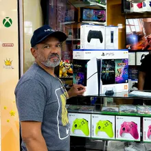 Cliente retirando o produto na loja Games Express SP