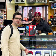 Cliente retirando o produto na loja Games Express SP