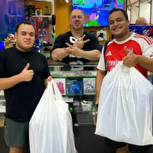 Cliente retirando o produto na loja Games Express SP