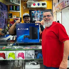 Cliente retirando o produto na loja Games Express SP