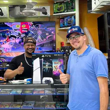 Cliente retirando o produto na loja Games Express SP