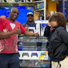 Cliente retirando o produto na loja Games Express SP