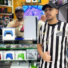 Cliente retirando o produto na loja Games Express SP