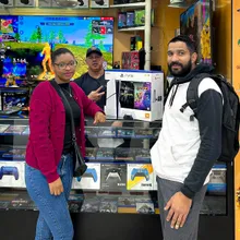 Cliente retirando o produto na loja Games Express SP