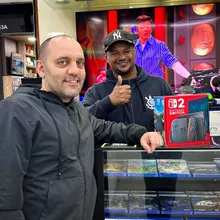 Cliente retirando o produto na loja Games Express SP