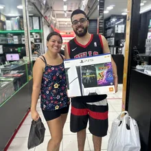 Cliente retirando o produto na loja Games Express SP